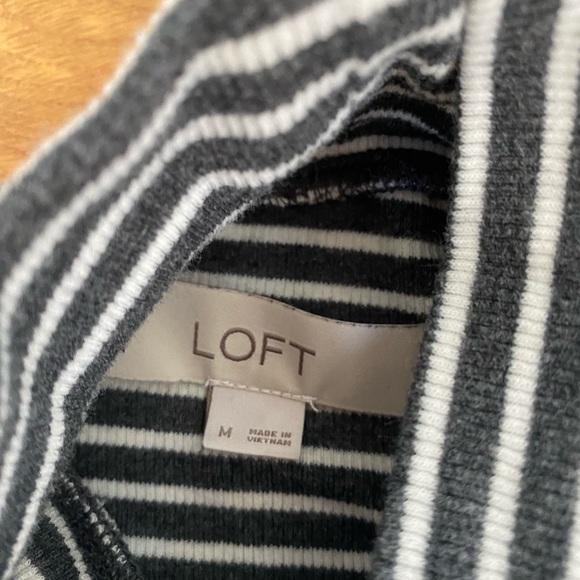 ❣️ LOFT Stripe Ribbed Mock Neck Top - Picture 3 of 4